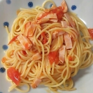 トマトとハムのパスタ